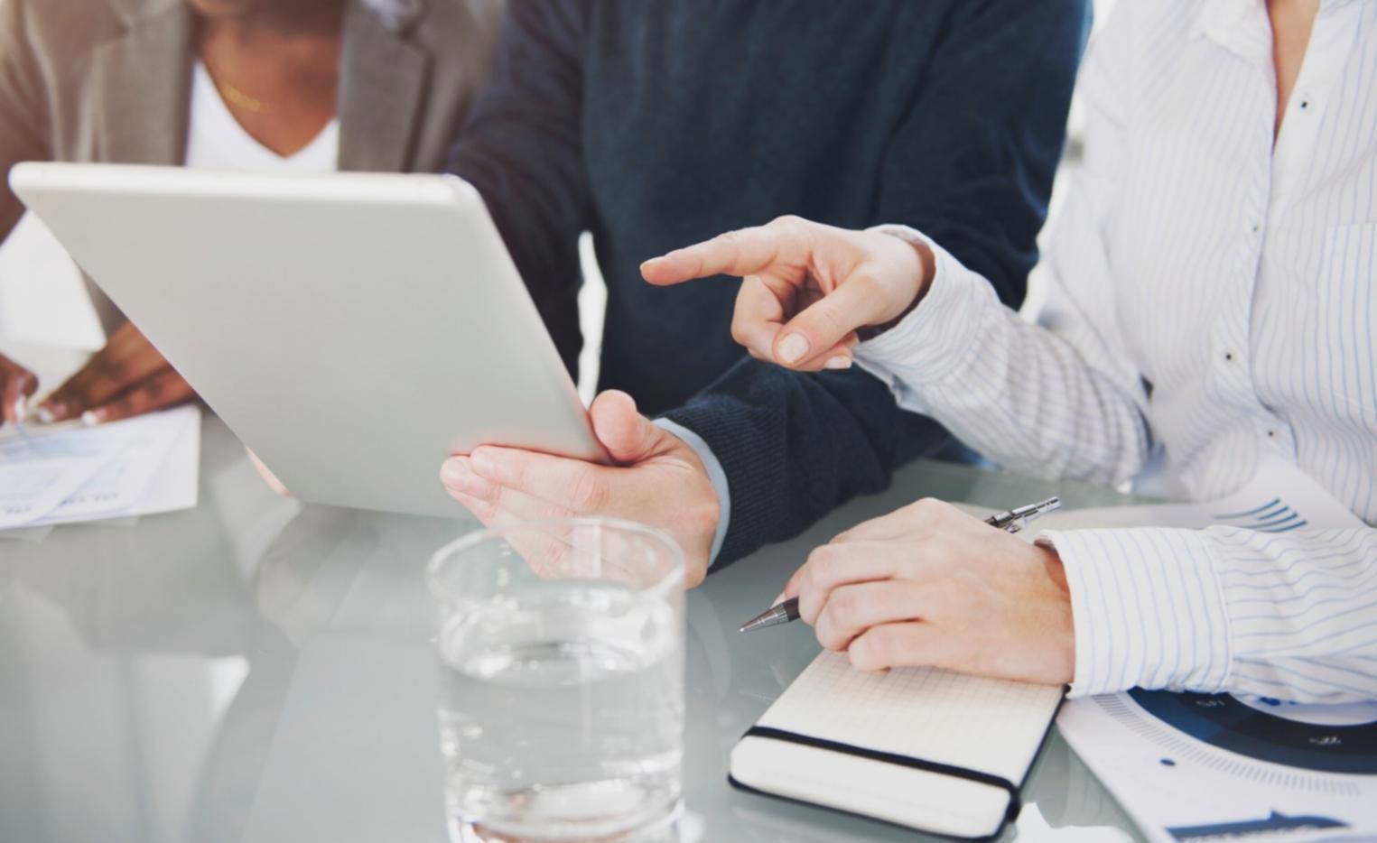 Zespół specjalistów omawiający strategie pomocy społecznej