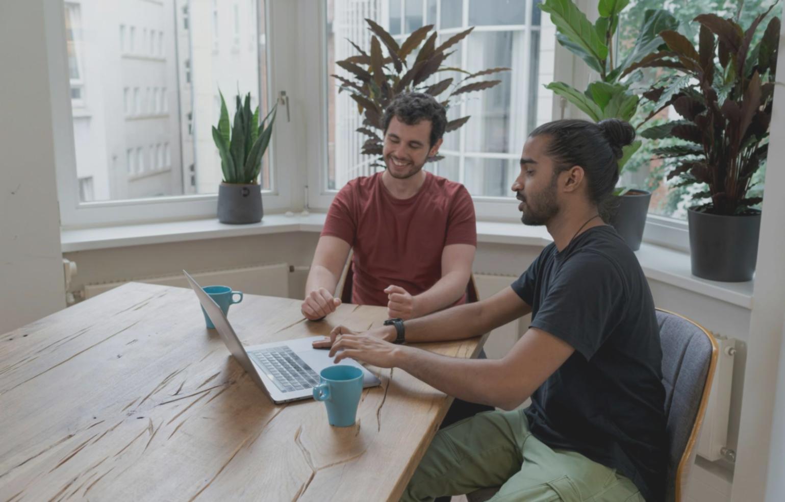 Spotkanie zespołu partnerskiego przy stole konferencyjnym